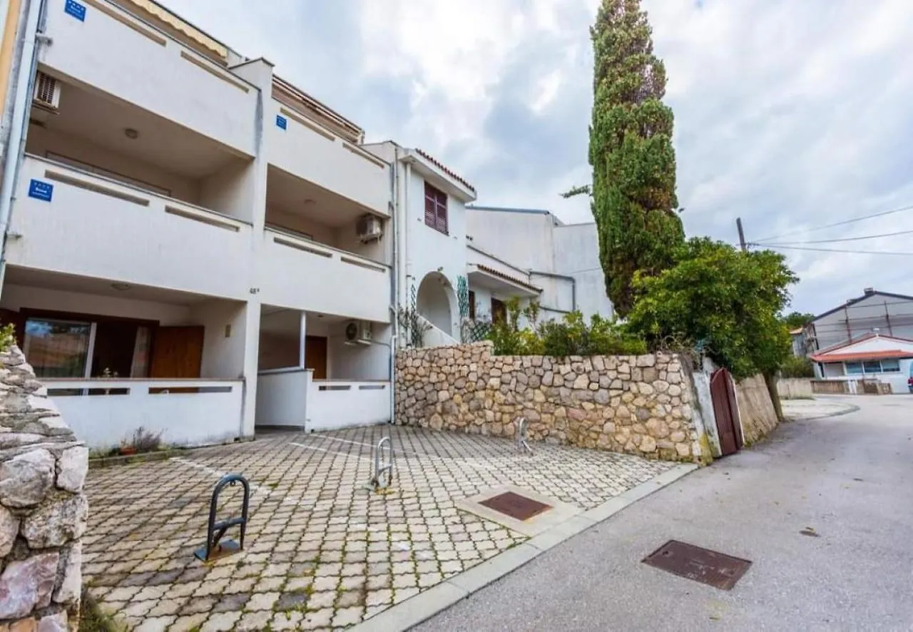 Mira Zarok Apartment Baska